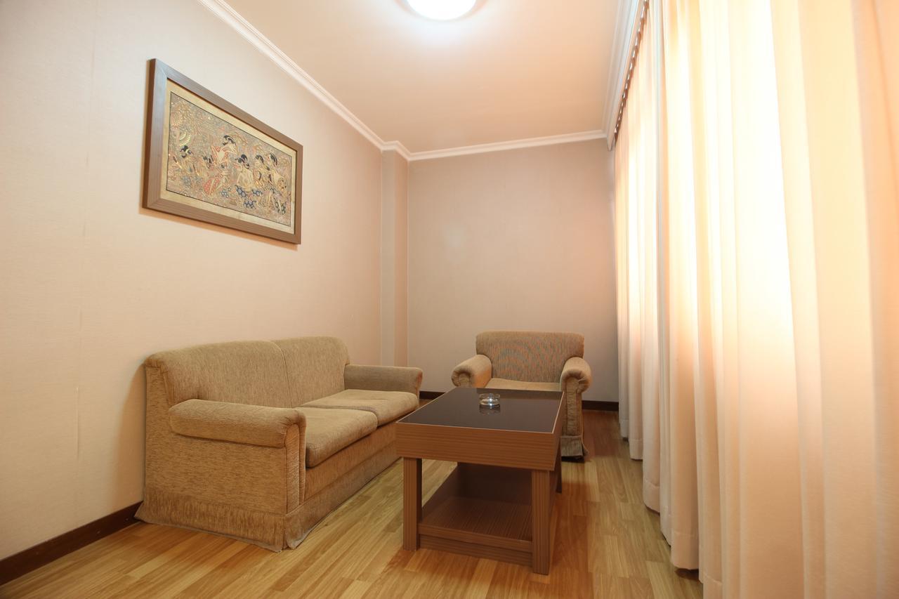 Reddoorz Premium @ Slamet Riyadi 2 Solo المظهر الخارجي الصورة